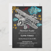 Chalkboard Adventure erwartet Airplane Baby Shower Einladung (Vorderseite)