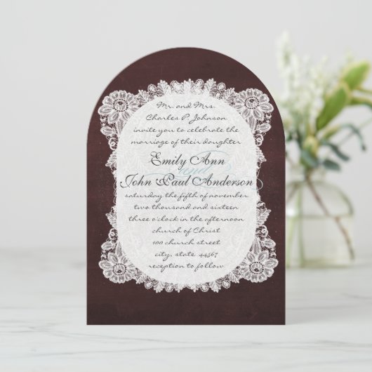 Chalkboard and Lace Deep Burgundy Wedding Einladung (Stehend Vorderseite)