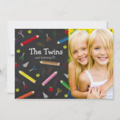 Chalkboard Apple Pencil Crayons Birthday Twins Einladung (Vorderseite)