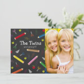 Chalkboard Apple Pencil Crayons Birthday Twins Einladung (Stehend Vorderseite)
