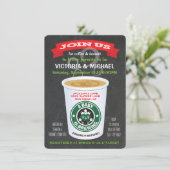 Chalkboard Baby ist das Brechen der Coffee Baby Du Einladung (Stehend Vorderseite)