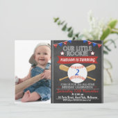 Chalkboard Baseball Foto Geburtstagseinladung Einladung (Stehend Vorderseite)
