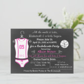 Chalkboard Basketball Lingerie Dusche Bachelorette Einladung (Stehend Vorderseite)