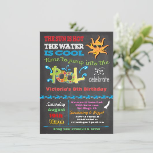 Chalkboard Birthday Pool Party Einladung (Stehend Vorderseite)