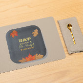 Chalkboard-Blätter essen Drink und sind dankbar Pappteller