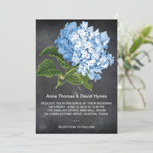 CHALKBOARD BLUE HYDRANGEA PERSONALISIERTE WEDD EINLADUNG (Stehend Vorderseite)