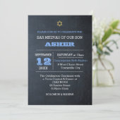 Chalkboard Blue Large Name Aligned Bar Mitzvah Einladung (Stehend Vorderseite)