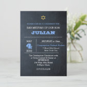 Chalkboard Blue Large Name Bar Mitzvah Einladung (Stehend Vorderseite)