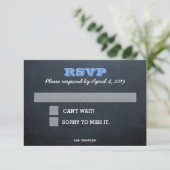 Chalkboard Blue RSVP Card mit Guest Message Lines (Stehend Vorderseite)