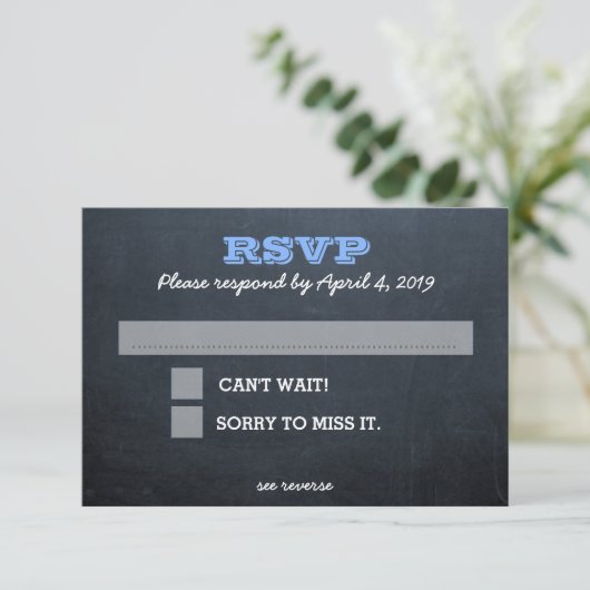 Chalkboard Blue RSVP Card mit Guest Message Lines (Stehend Vorderseite)