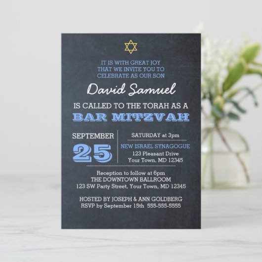 Chalkboard Blue Star von David Bar Mitzvah Einladung (Stehend Vorderseite)