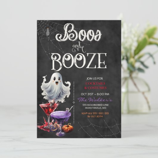Chalkboard Boos & Booze Halloween Cocktail Party Einladung (Stehend Vorderseite)