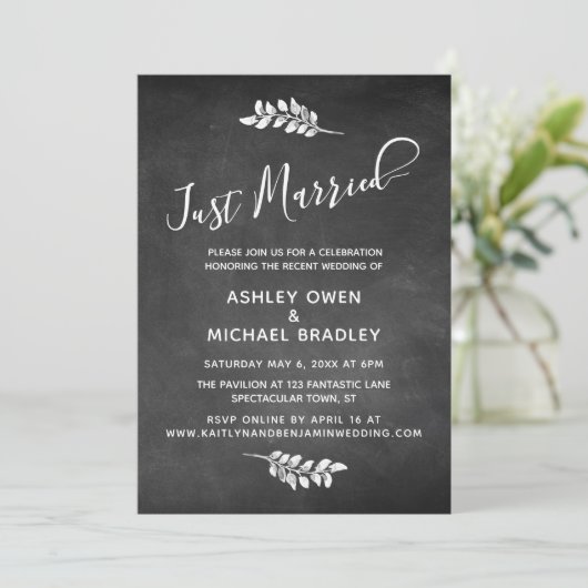 Chalkboard & Botanical Just Married Empfang Einladung (Stehend Vorderseite)