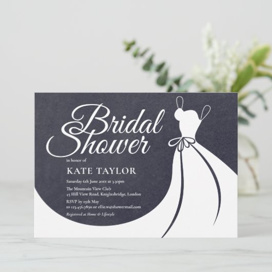 Chalkboard Brautparty Hübsch Gown Einladung (Stehend Vorderseite)