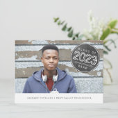 Chalkboard Briefmarke Foto Graduation Party Einladung (Stehend Vorderseite)