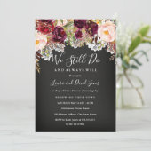 Chalkboard Burgundy Floral Wedding Vow Erneuerung Einladung (Stehend Vorderseite)