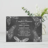 Chalkboard Butterflies Couple's Dusche Einladung (Stehend Vorderseite)
