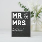 Chalkboard Chalk Herr & Mrs. Wedding Save the Date Ankündigungspostkarte (Stehend Vorderseite)