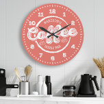 Chalkboard Coffee House Bar Monogram Große Wanduhr<br><div class="desc">Chalkboard Coffee House Bar Monogram Custom Color Large Clock. Personalisierte individuelle Name Küchenwanduhr im trendigen Chalkboard-Stil mit zwei Textbereichen,  die Sie individuell gestalten können. Klicken Sie weiter,  um den Farbwähler der Hand anzuzeigen und wählen Sie Ihre eigene Farbe aus! Das Hotel liegt sehr zentral und ist sehr zentral gelegen.</div>