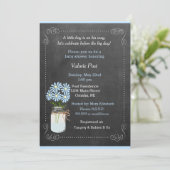 Chalkboard Country Mason Jar Blue Flowers Baby Einladung (Stehend Vorderseite)