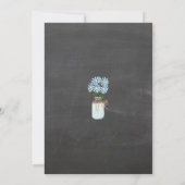 Chalkboard Country Mason Jar Blue Flowers Baby Einladung (Rückseite)