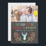 Chalkboard Deer Antlers Blumenweihnachtskarten Feiertagskarte<br><div class="desc">Happy Holidays Weihnachten personalisierbare Namen und Fotokarte in rustikalem Landchalkboard Muster mit Vintager Blumenbilderung,  Reh mit Ankerern und handgeschriebenem Stiltext. Fügen Sie Ihren eigenen Text zu dieser Karte,  um ein einzigartiges Weihnachtsfest Foto zu schaffen,  das diese Feriensaison für Freunde und Familie begrüßt.</div>