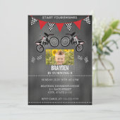 Chalkboard Dirt Bike Foto Geburtstagseinladung Einladung (Stehend Vorderseite)