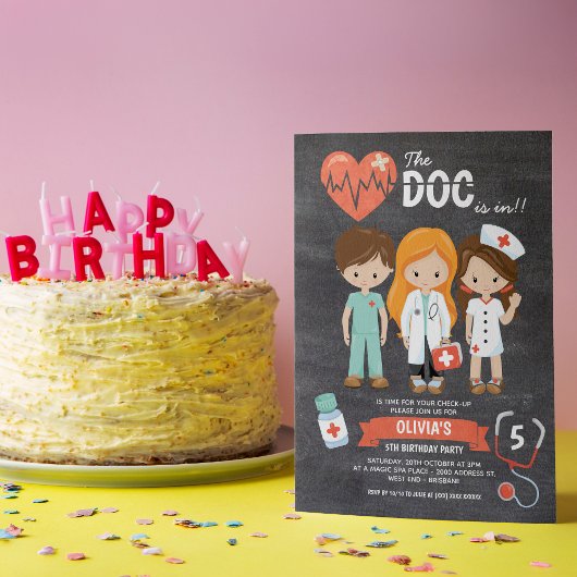 Chalkboard Doc ist am Geburtstag im Arzt Einladung