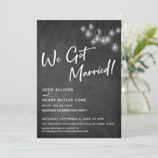 Chalkboard Edison Lights Modern Wir Got Verheirate Einladung (Stehend Vorderseite)