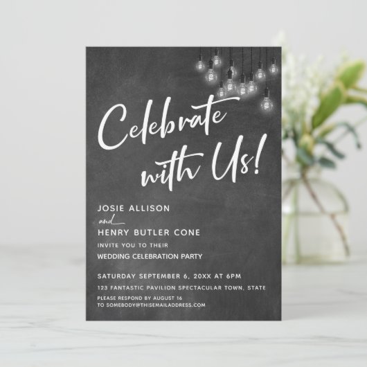 Chalkboard Edison Lights Moderne Feier mit uns Einladung (Stehend Vorderseite)