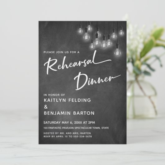 Chalkboard Edison Lights Modernes Probe Abendessen Einladung (Stehend Vorderseite)