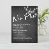 Chalkboard Edison Lights New Plan Delayed Wedding Einladung (Stehend Vorderseite)