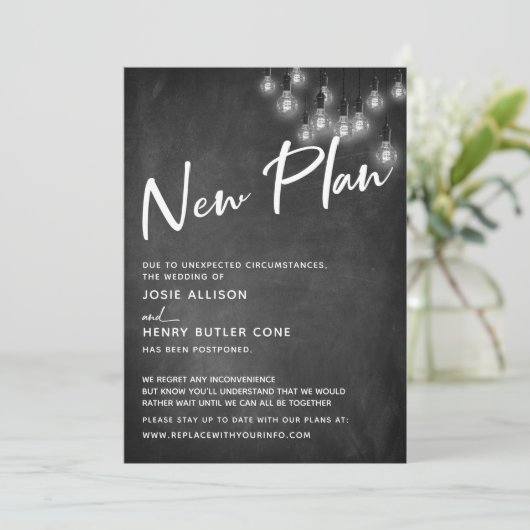 Chalkboard Edison Lights New Plan Delayed Wedding Einladung (Stehend Vorderseite)
