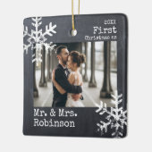 Chalkboard Erste Weihnachtsfeier Mr. & Mrs. Custom Keramikornament (Links)