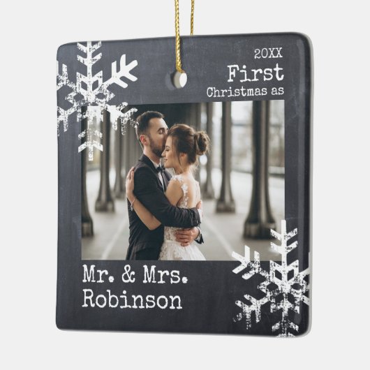 Chalkboard Erste Weihnachtsfeier Mr. & Mrs. Custom Keramikornament (Links)