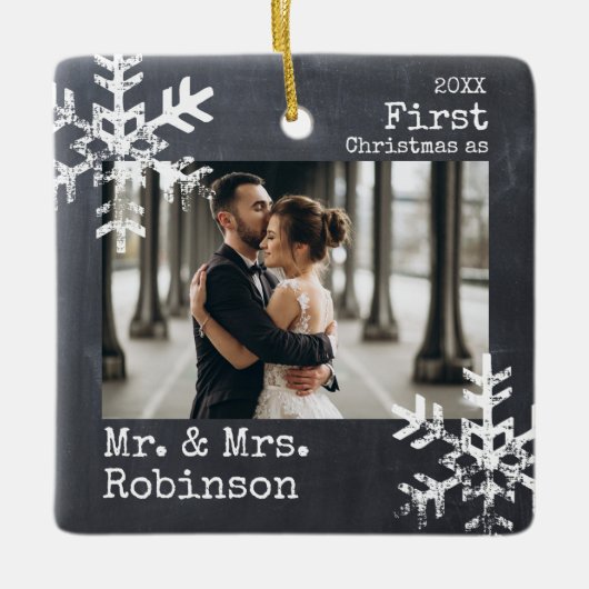 Chalkboard Erste Weihnachtsfeier Mr. & Mrs. Custom Keramikornament (Vorderseite)