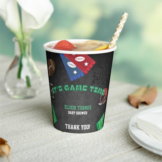 Chalkboard Es ist Game Time Football Baby Shower Pappbecher (In Situ)