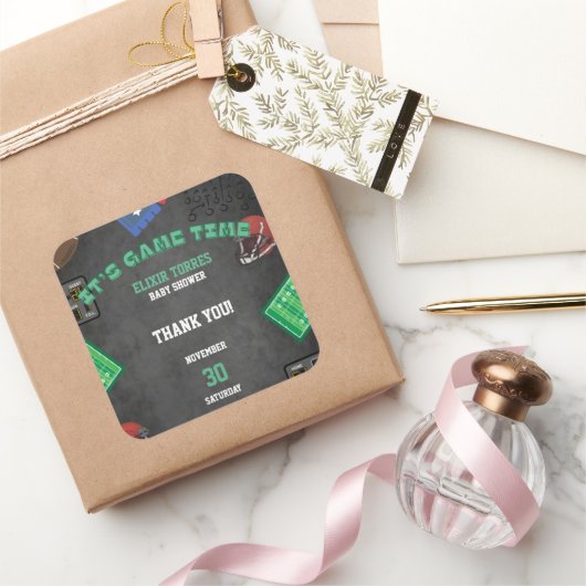 Chalkboard Es ist Game Time Football Baby Shower Quadratischer Aufkleber (Schenken)