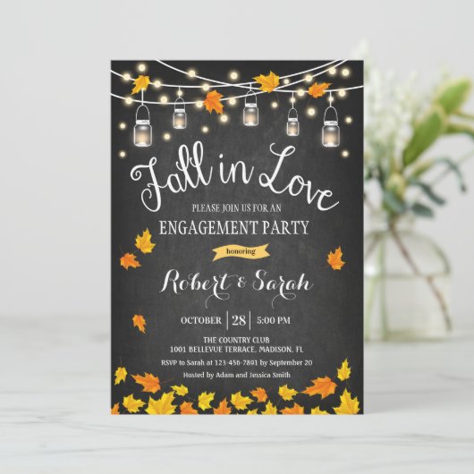 Chalkboard fällt unter Liebe-Engagement-Partei Einladung (Stehend Vorderseite)