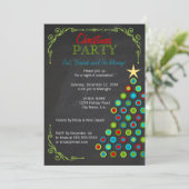 Chalkboard farbenfrohe Weihnachtsbaumfeier Einladung (Stehend Vorderseite)