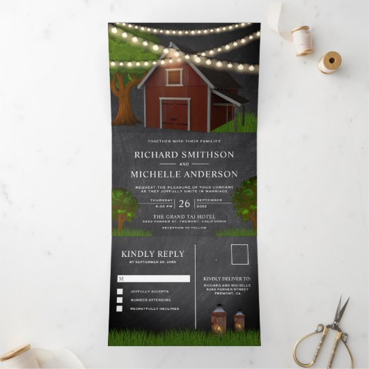 Chalkboard Farm Red Barn String Lights Hochzeit Dreifach Gefaltete Einladung (Innenseite)