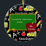 Chalkboard Favorite Principal Weihnachtsschmuck<br><div class="desc">Holen Sie sich das perfekte Geschenk für diesen wunderbaren Principal Sie wissen! Kann zu Weihnachten sein oder nur weil sie/er diese besondere Touch gibt. Das ist ein Schmuck mit einem hellen Schwarz mit Schulbussen und Bleistiften Hintergrund. Es steht "Lieblingsprinzessin-Ever", geschrieben auf einer Tafel. Rechts vom Brett ist ein roter Apfel....</div>