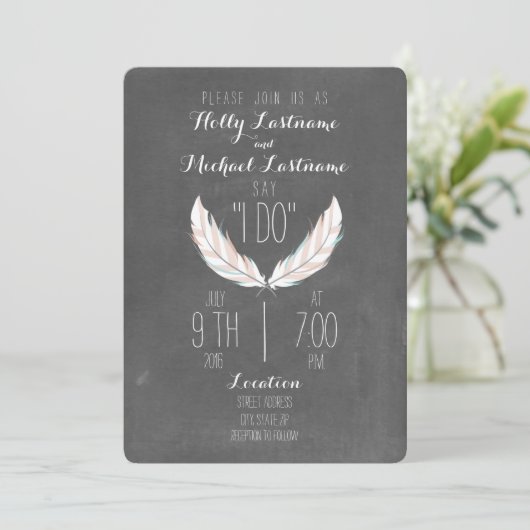 Chalkboard Feathers Wedding Einladung (Stehend Vorderseite)
