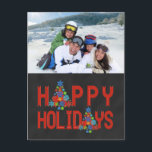 CHALKBOARD FOTO FERIEN GREETING | ROT FEIERTAGSPOSTKARTE<br><div class="desc">Eine moderne CHALKBOARD HAPPY HOLIDAYS POSTCARD Karte mit einem lustigen Design von Designer Elke Clarke© für Monogram Gallery. Fett, rotes Textdesign im Schriftart Ribbon mit einem Schneeflockenmuster in Form eines Weihnachtsbaumes auf einem Hintergrund von BLACK CHALKBOARD. FÜGEN SIE IHR EIGENES FOTO AN DIE STELLE DES FOTOS, UND VERWENDEN SIE DEN...</div>