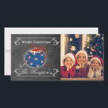 Chalkboard Foto Patriotische Weihnachten Personali<br><div class="desc">Dieses patriotische Chalkboard-Design hat ein Ornament in der Mitte mit Sternen gefüllt mit rot,  weiß und blau.  Das Band ist in Rot und die Wirbel unten.  Die Kanten haben Wirbel mit Bereichen,  um Ihre Weihnachtsbotschaft zu personalisieren.</div>