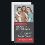 Chalkboard Frohe Weihnachts-Foto Weihnachtskarte Feiertagskarte<br><div class="desc">Dieses Foto Weihnachtskarte mit dunkelgrauem Chalkboard-Hintergrund mit dem Wortlaut: wünscht euch ein FEINSLICHES Weihnachten & GLÜCKLICHes Neues Jahr. Ein rotes Banner am unteren Rand bietet anpassbaren Text für Ihren eigenen Familiennamen.</div>