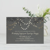 Chalkboard Gold String Lights Engagement Party Einladung (Stehend Vorderseite)