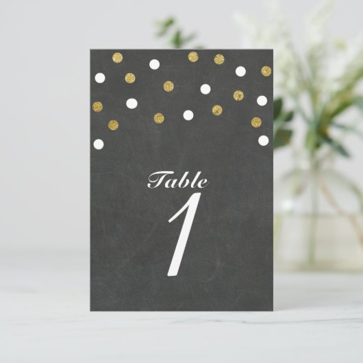 Chalkboard Gold & White Confetti Tischnummer Card (Stehend Vorderseite)
