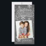 Chalkboard Grüße 1-Foto Snowflake Holiday Feiertagskarte<br><div class="desc">Diese moderne und stilvolle Urlaubsfotokarte besticht durch handgeschriebene und kalligraphische Kunstwerke auf einem angesagten Chalkboard-Hintergrund mit skurrilen Schneeflocken. Erhältlich in weiteren Farben und Formaten. Für weitere Stücke in diesem Design kaufen Sie unseren Online-Shop!</div>