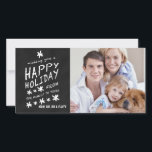CHALKBOARD HAPPY HOLIDAY FOTOKARTE FEIERTAGSKARTE<br><div class="desc">CHALKBOARD GLÜCKLICH FERIENAUFENTHALT FOTOKARTE. Spaß Kreide Schriftart verwendet auf einem schwarzen Chalkboard-Effekt Hintergrund. Wir wünschen Ihnen einen angenehmen Urlaub von unserer Familie zu IHNEN. Personalisieren Sie mit Ihrem Namen und Foto. Elke Clarke© für Monogram Gallery. Für ein anderes Sprichwort wenden Sie sich bitte an den Händler</div>